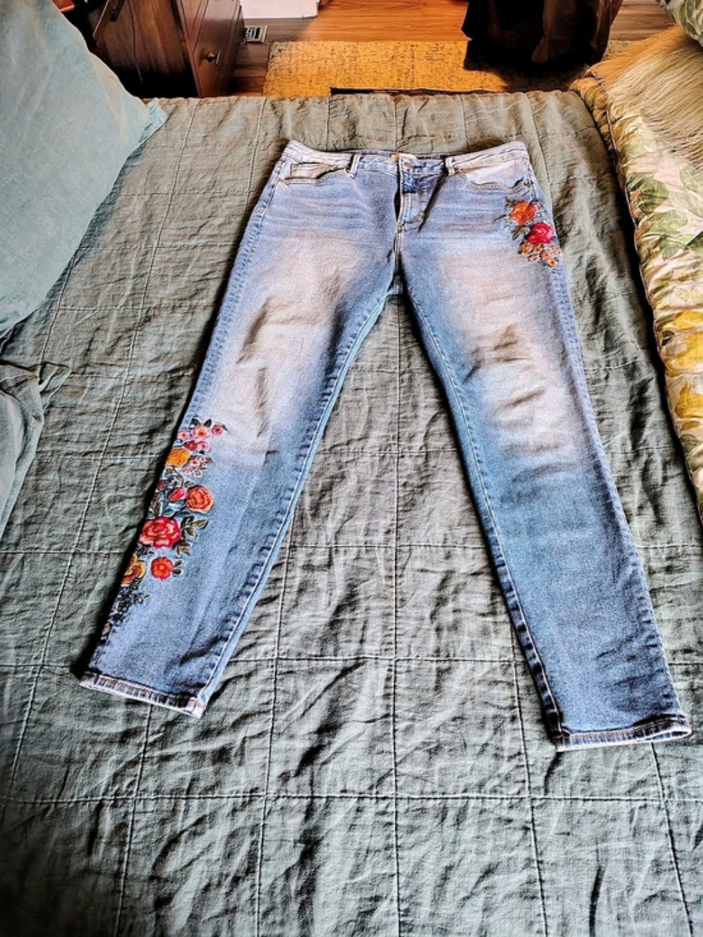 Driftwood Floral Embroidered Jeans Blue Waist 32 Like New